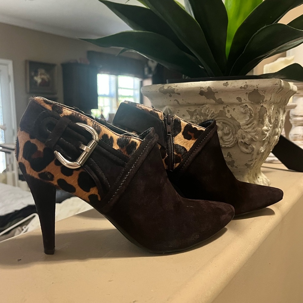 Antonio Melani brown leopard print bootie. - Picture 3 of 14